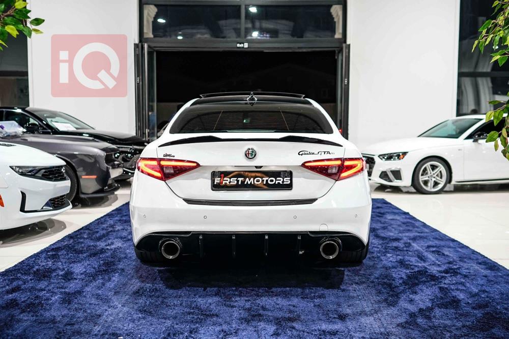 الفا روميو Giulia